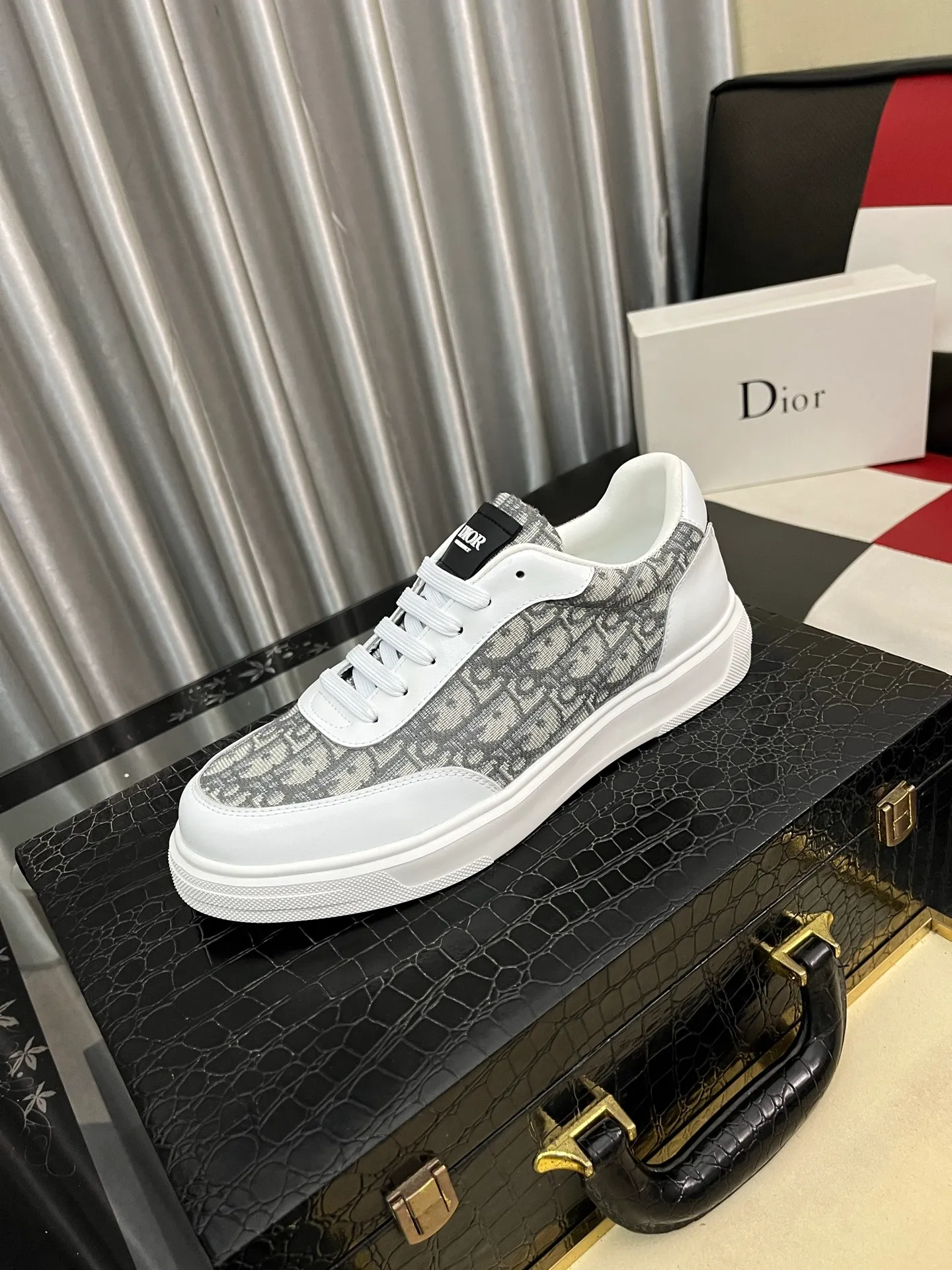 Men's shoes 💰400⌚️⌚️【Dior*DIAO】original quality.~ Unique modern style sneakers. 🏃A must-have casual shoe for trendy men😍😍 Original brand imported from Italy, imported original leather, sheep lining (refuses to discolor and grind feet) Sole: Original sole provided by the original factory, French lazy style design ⚠️Fit to the feet Original quality code number: 38-443️⃣Colors available